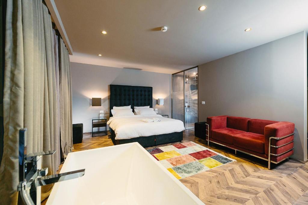 Four Seasons Room 1